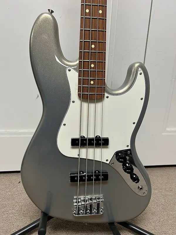 Fender Player Jazz Bass with Pau Ferro Fretboard - Silver