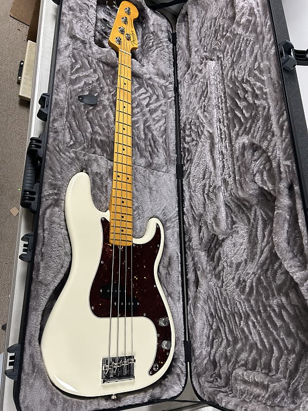 Fender American Professional II Precision Bass with Maple Fretboard - Olympic White