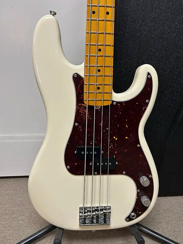Fender American Professional II Precision Bass with Maple Fretboard - Olympic White