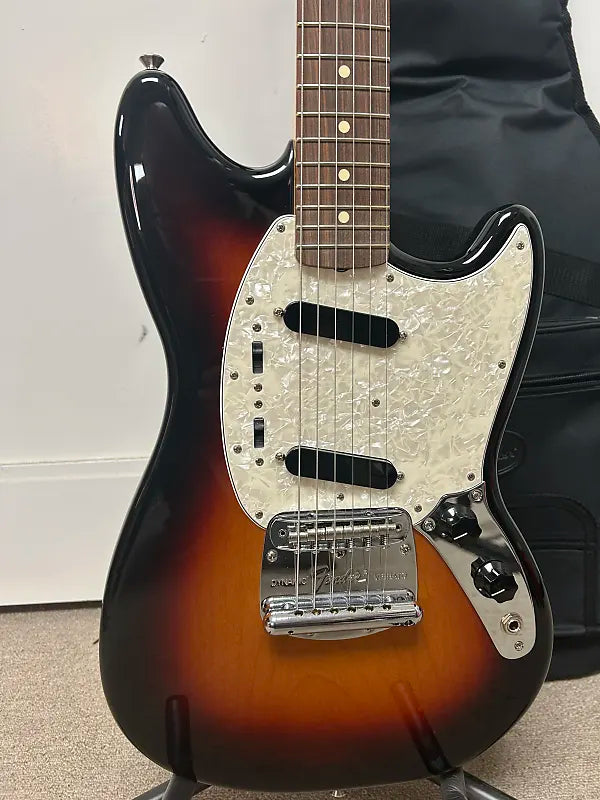 Fender Vintera '60s Mustang with Pau Ferro Fretboard - 3-Color Sunburst