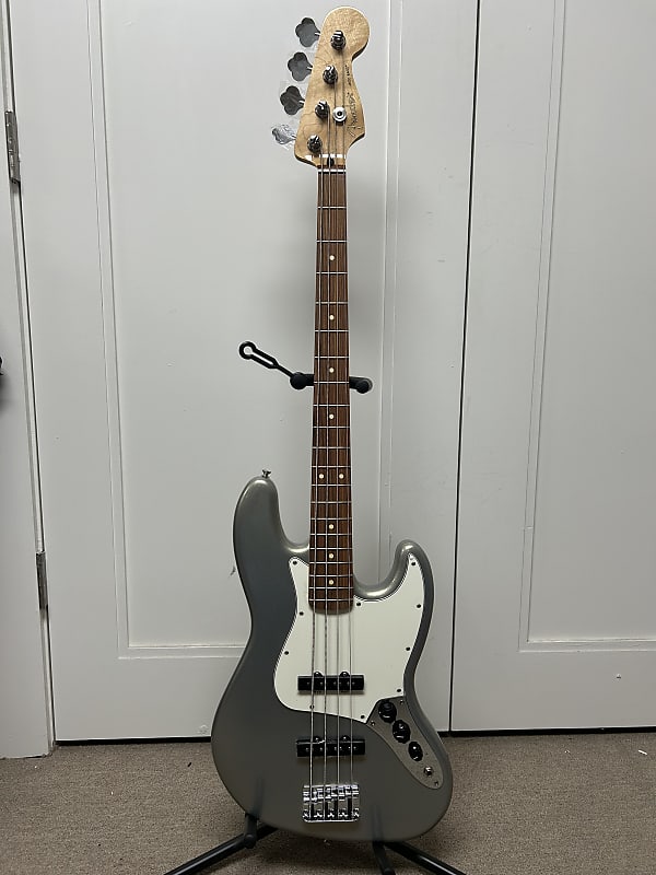 Fender Player Jazz Bass with Pau Ferro Fretboard - Silver