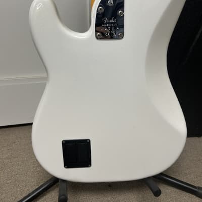 Fender American Ultra Precision Bass with Maple Fretboard - Arctic Pearl