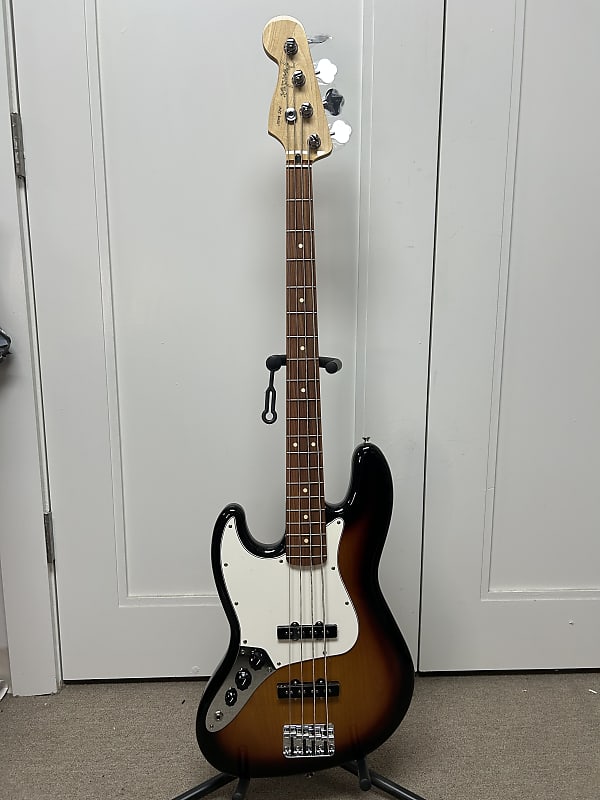Fender Player Jazz Bass Left-Handed with Pau Ferro Fretboard - 3-Color Sunburst