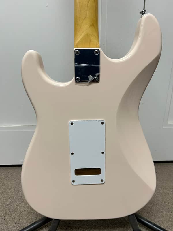 G&L Tribute Series Legacy w/Maple Fretboard - Olympic White