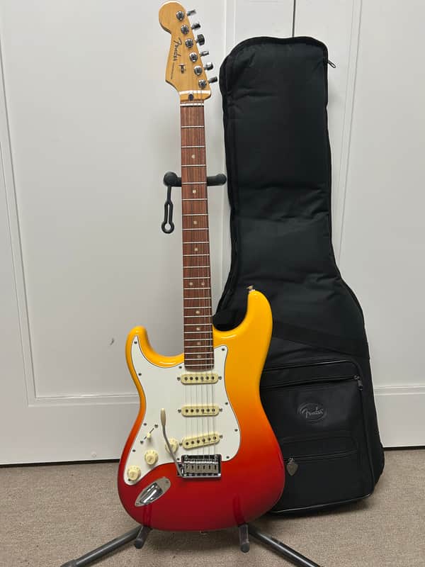Fender Player Plus Stratocaster Left-Handed with Pau Ferro Fretboard -Tequila Sunrise