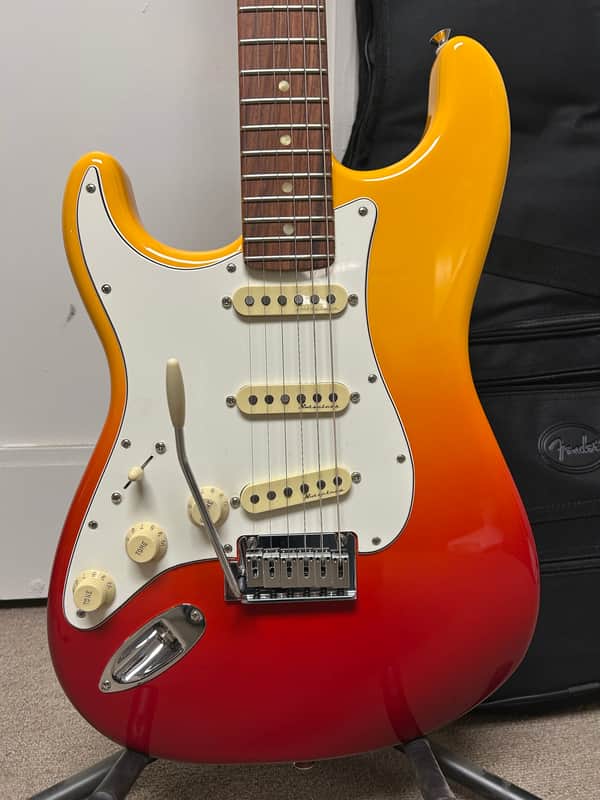 Fender Player Plus Stratocaster Left-Handed with Pau Ferro Fretboard -Tequila Sunrise