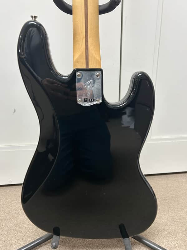 Fender Player Jazz Bass Left-Handed with Maple Fretboard - Black
