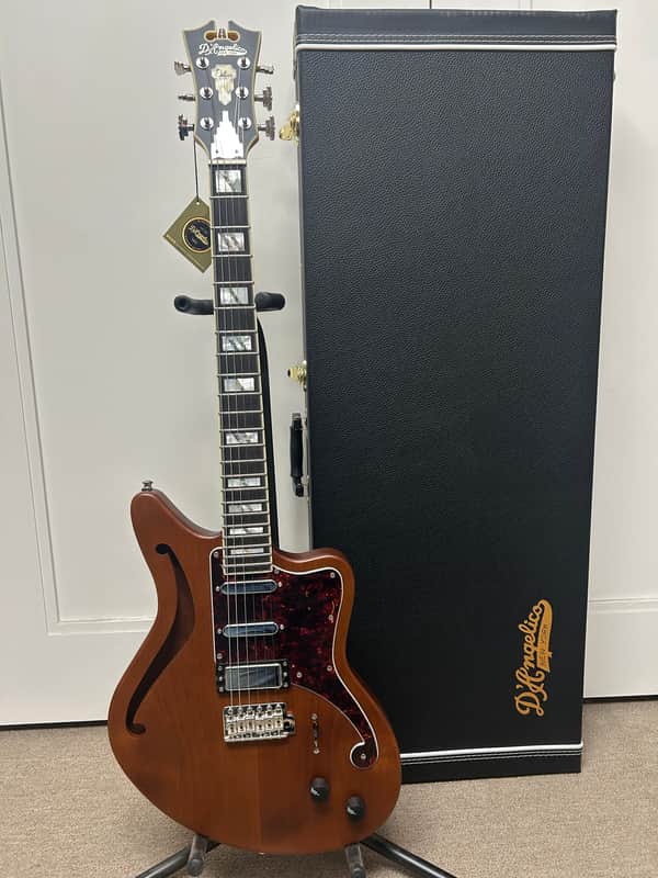 D'Angelico Deluxe Bedford SH w/USA Duncan Pickups & Wilkinson Tremolo Matte Walnut w/Nickel Hardware