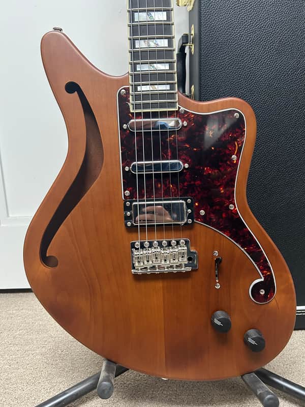 D'Angelico Deluxe Bedford SH w/USA Duncan Pickups & Wilkinson Tremolo Matte Walnut w/Nickel Hardware