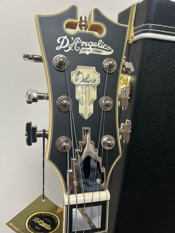 D'Angelico Deluxe Bedford SH w/USA Duncan Pickups & Wilkinson Tremolo Matte Walnut w/Nickel Hardware