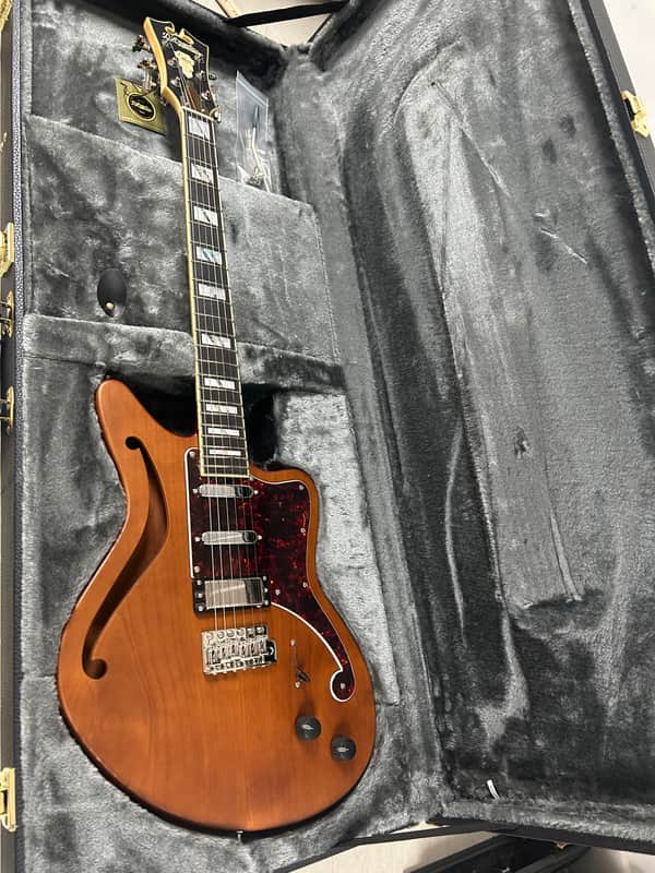 D'Angelico Deluxe Bedford SH w/USA Duncan Pickups & Wilkinson Tremolo Matte Walnut w/Nickel Hardware