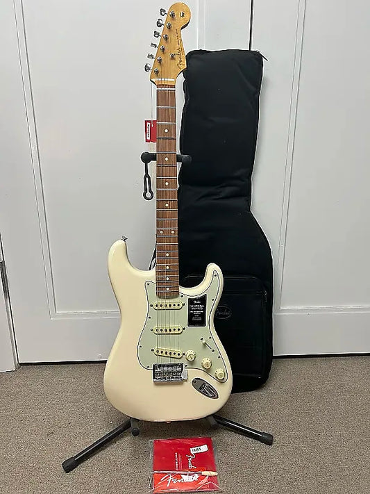 Fender Vintera '60s Stratocaster Modified with Pau Ferro Fretboard - Olympic White