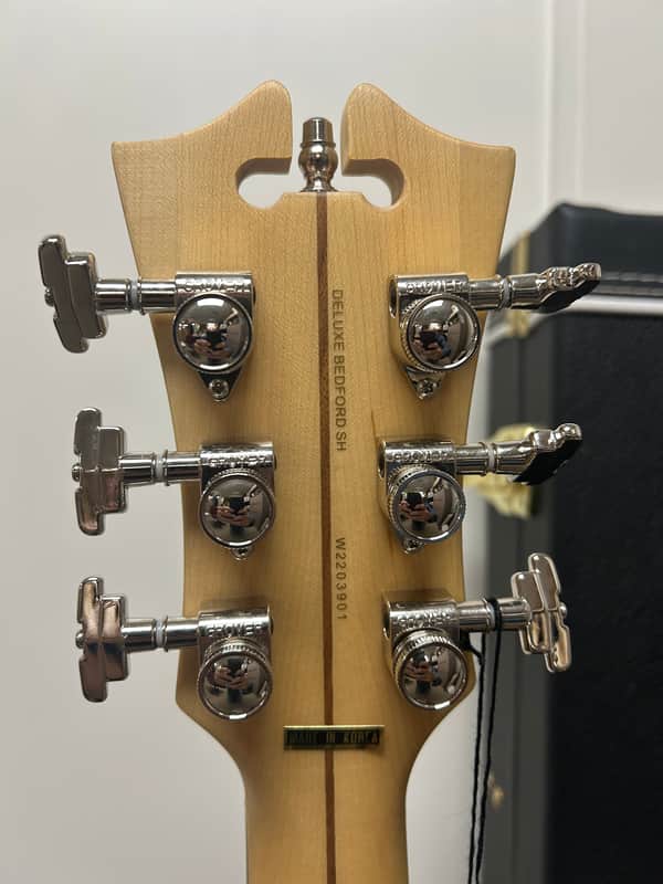 D'Angelico Deluxe Bedford SH w/USA Duncan Pickups & Wilkinson Tremolo Matte Walnut w/Nickel Hardware