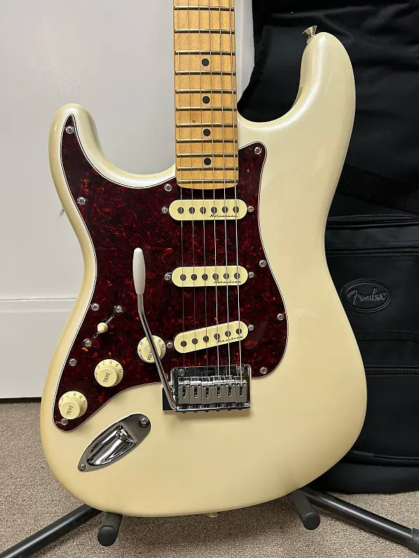 Fender Player Plus Stratocaster Left-Handed with Maple Fretboard - Olympic Pearl