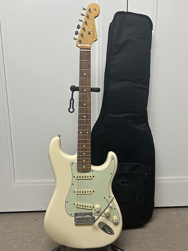 Fender Vintera '60s Stratocaster Modified with Pau Ferro Fretboard - Olympic White
