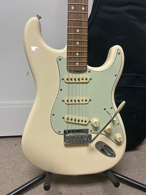 Fender Vintera '60s Stratocaster Modified with Pau Ferro Fretboard - Olympic White