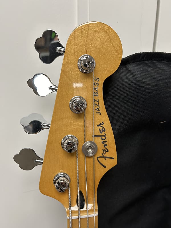 Fender Player Plus Active Jazz Bass with Maple Fretboard - Sienna Sunburst