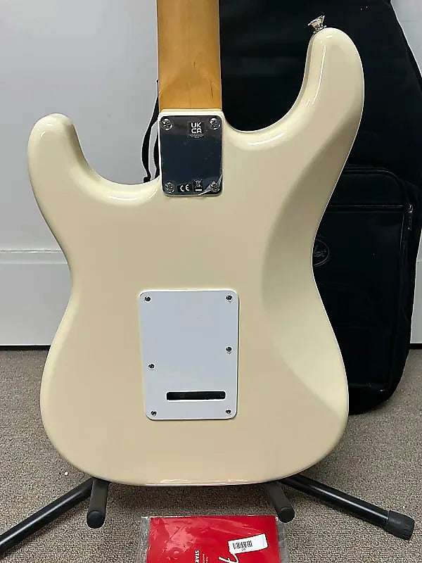 Fender Vintera '60s Stratocaster Modified with Pau Ferro Fretboard - Olympic White