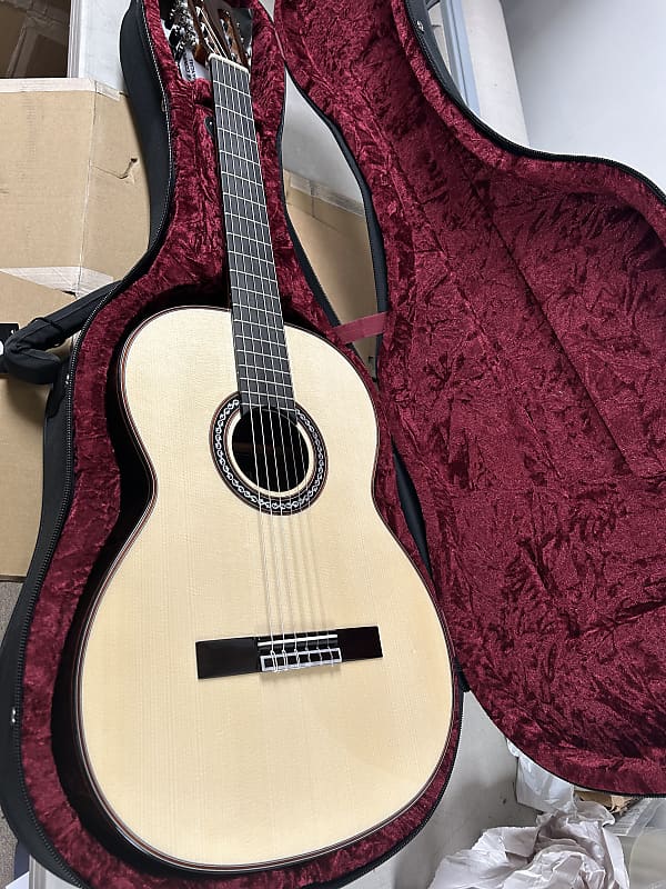 Cordoba C10 Crossover Spruce Top Nylon-String Classical Acoustic Guitar - Natural