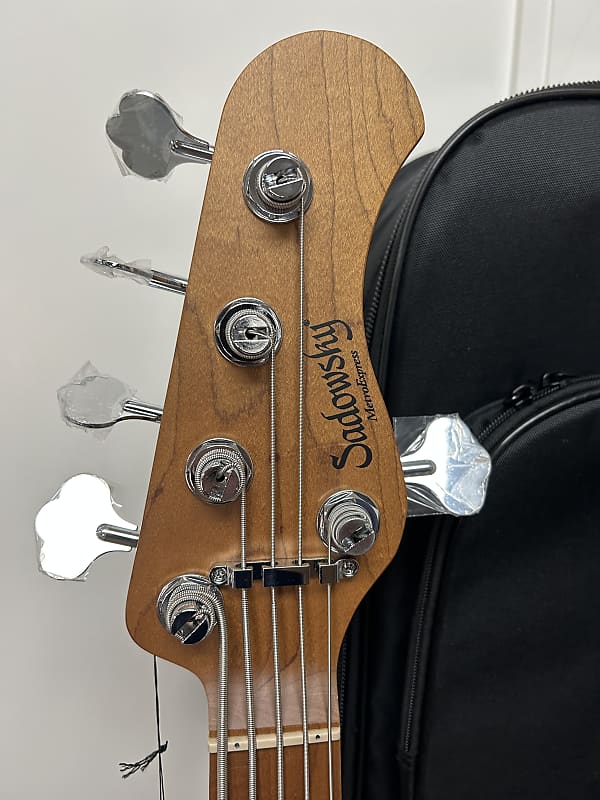 Sadowsky MetroExpress 21 Fret Vintage M/J Bass 5 String Maple Fretboard - Champagne Metallic