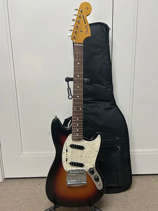 Fender Vintera '60s Mustang with Pau Ferro Fretboard - 3-Color Sunburst