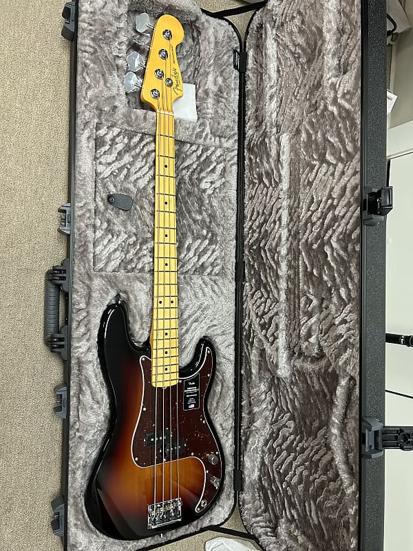 Fender American Professional II Precision Bass with Maple Fretboard 3-Color Sunburst