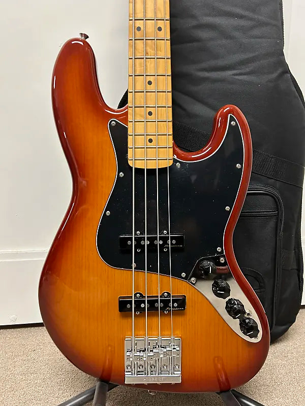 Fender Player Plus Active Jazz Bass with Maple Fretboard - Sienna Sunburst
